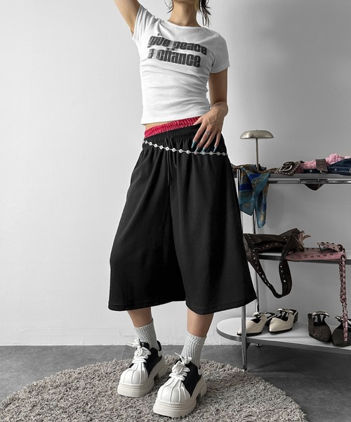 MATU:TA（マトゥータ）の「【楽ちんボトムス】バックレタリングスウェットバミューダパンツ / ハーフパンツ バックロゴ バックプリント ストリート カジュアル 韓国 Y2K 海外ガール スウェット レタリング プリント ひも付き 膝下 配色 通気性 ２カラー ブラック グレー（スウェットパンツ・レディース・グレー/ブラック・FREE）」の4枚目の写真
