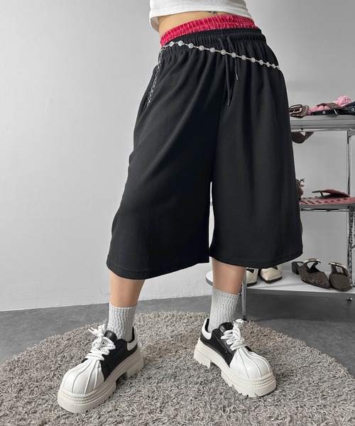 MATU:TA（マトゥータ）の「【楽ちんボトムス】バックレタリングスウェットバミューダパンツ / ハーフパンツ バックロゴ バックプリント ストリート カジュアル 韓国 Y2K 海外ガール スウェット レタリング プリント ひも付き 膝下 配色 通気性 ２カラー ブラック グレー（スウェットパンツ・レディース・グレー/ブラック・FREE）」の6枚目の写真