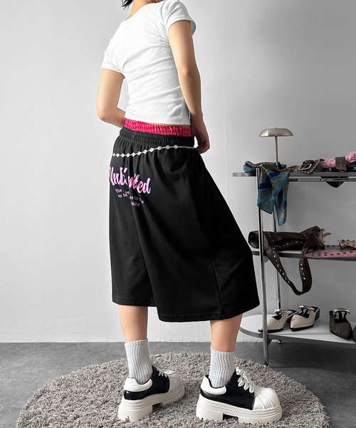 MATU:TA（マトゥータ）の「【楽ちんボトムス】バックレタリングスウェットバミューダパンツ / ハーフパンツ バックロゴ バックプリント ストリート カジュアル 韓国 Y2K 海外ガール スウェット レタリング プリント ひも付き 膝下 配色 通気性 ２カラー ブラック グレー（スウェットパンツ・レディース・グレー/ブラック・FREE）」の7枚目の写真