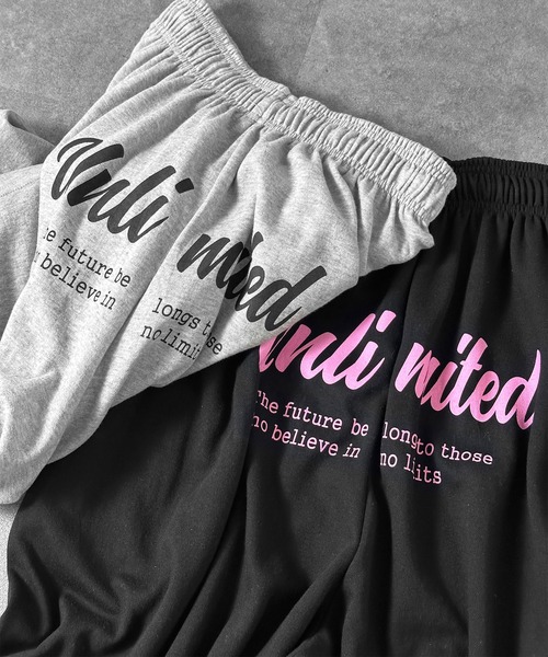 MATU:TA（マトゥータ）の「【楽ちんボトムス】バックレタリングスウェットバミューダパンツ / ハーフパンツ バックロゴ バックプリント ストリート カジュアル 韓国 Y2K 海外ガール スウェット レタリング プリント ひも付き 膝下 配色 通気性 ２カラー ブラック グレー（スウェットパンツ・レディース・グレー/ブラック・FREE）」の13枚目の写真