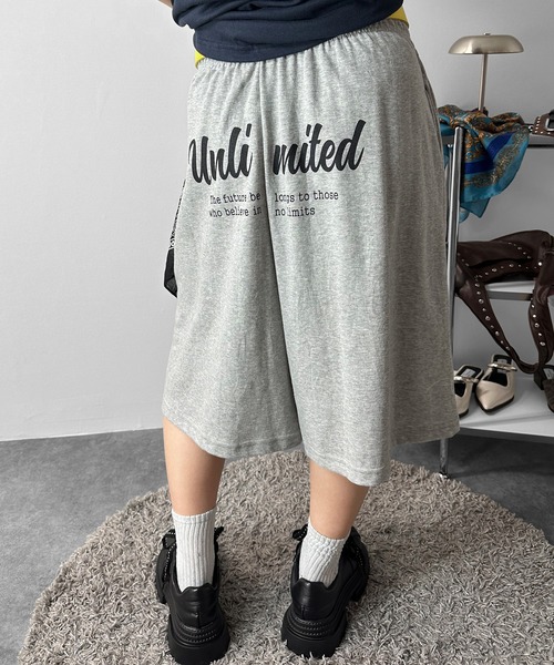 MATU:TA（マトゥータ）の「【楽ちんボトムス】バックレタリングスウェットバミューダパンツ / ハーフパンツ バックロゴ バックプリント ストリート カジュアル 韓国 Y2K 海外ガール スウェット レタリング プリント ひも付き 膝下 配色 通気性 ２カラー ブラック グレー（スウェットパンツ・レディース・グレー/ブラック・FREE）」の14枚目の写真