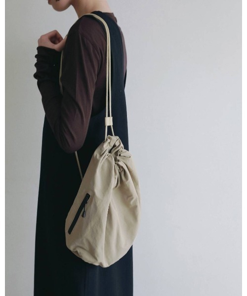anuke(アンヌーク)の「anuke Nylon Knapsack(ショルダーバッグ・レディース・ベージュ/ブラック・FREE)」の2枚目の写真