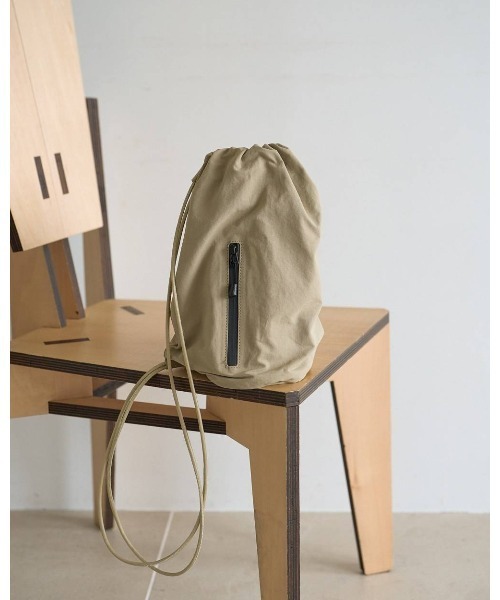 anuke(アンヌーク)の「anuke Nylon Knapsack(ショルダーバッグ・レディース・ベージュ/ブラック・FREE)」の4枚目の写真