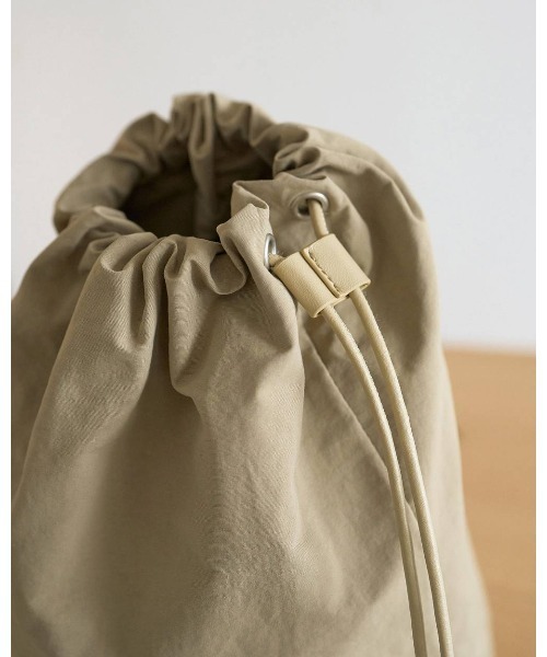 anuke(アンヌーク)の「anuke Nylon Knapsack(ショルダーバッグ・レディース・ベージュ/ブラック・FREE)」の5枚目の写真
