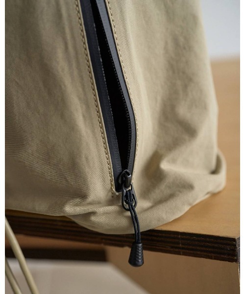 anuke(アンヌーク)の「anuke Nylon Knapsack(ショルダーバッグ・レディース・ベージュ/ブラック・FREE)」の6枚目の写真