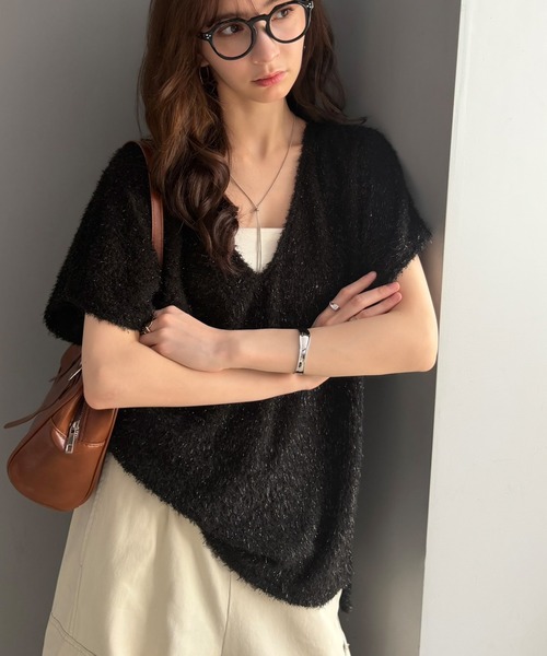 classicalelf(クラシカルエルフ)の「重ねるだけで、今日のコーデが一気に垢抜け。サイドスリットラメシャギーVネックベスト(ベスト・レディース・モカ/ブラック/アイボリー/チャコール・MEDIUM/X-LARGE/SMALL/LARGE)」の21枚目の写真