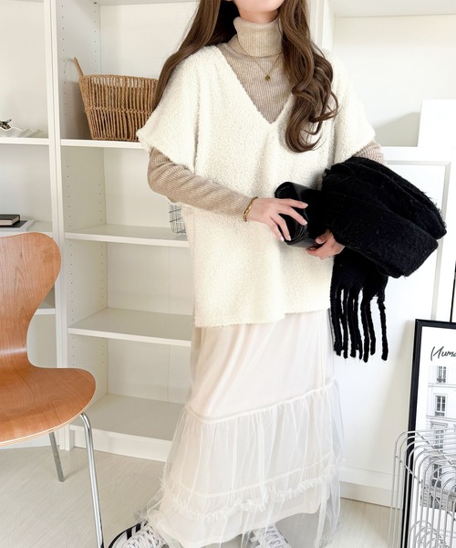 classicalelf(クラシカルエルフ)の「重ねるだけで、今日のコーデが一気に垢抜け。サイドスリットラメシャギーVネックベスト(ベスト・レディース・モカ/ブラック/アイボリー/チャコール・MEDIUM/X-LARGE/SMALL/LARGE)」の18枚目の写真