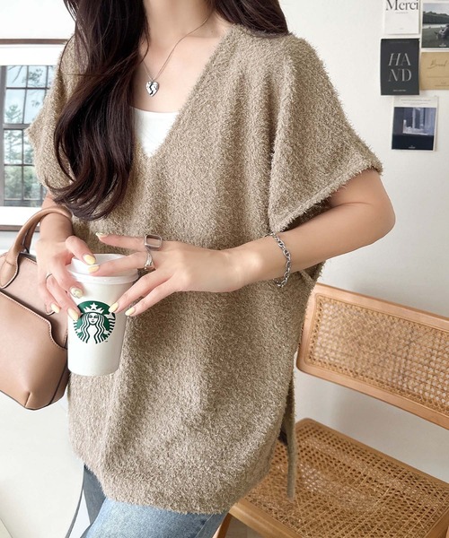 classicalelf(クラシカルエルフ)の「重ねるだけで、今日のコーデが一気に垢抜け。サイドスリットラメシャギーVネックベスト(ベスト・レディース・モカ/ブラック/アイボリー/チャコール・MEDIUM/X-LARGE/SMALL/LARGE)」の6枚目の写真