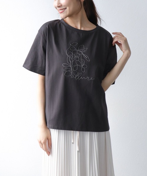 Jines(ジネス)の「刺繍Tシャツ(Tシャツ/カットソー・レディース・ホワイト/チャコールグレー/モカ・38)」の2枚目の写真