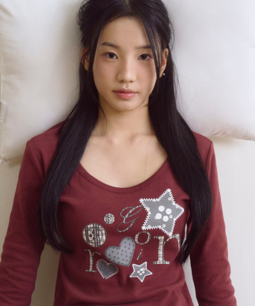 ROGIN N ROSIE(ロギンエンロージー)の「Mixed Motif Printed RnR Long Sleeve Burgundy(Tシャツ/カットソー・レディース・その他・FREE)」の1枚目の写真