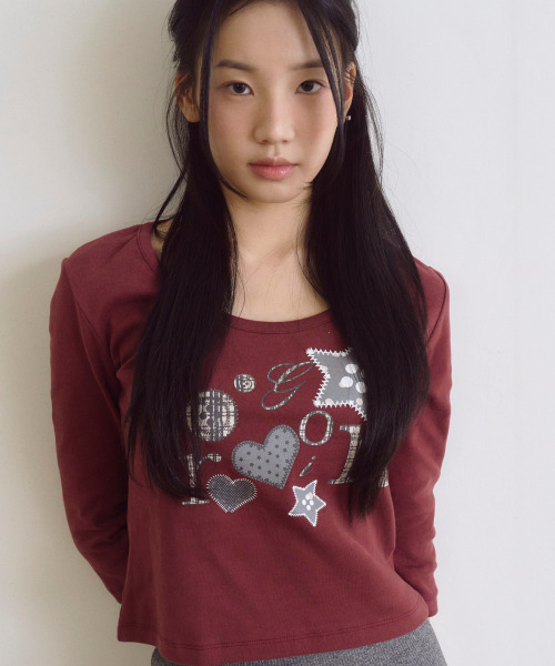 ROGIN N ROSIE(ロギンエンロージー)の「Mixed Motif Printed RnR Long Sleeve Burgundy(Tシャツ/カットソー・レディース・その他・FREE)」の2枚目の写真