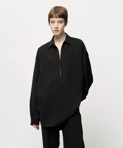 Juha(ユハ)の「DRAPED VAREUSE SHIRT(シャツ/ブラウス・メンズ・カーキ/ブラック・3/4)」の1枚目の写真