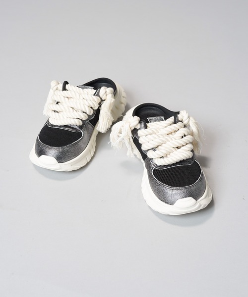 MAISON SPECIAL(メゾンスペシャル)の「《UNISEX》【SPECIAL SHOES FACTORY COLLABORATION】ドッグイヤーシューレースプラットフォームミュールスニーカー/Dog Ear Lace-up Platform Mule Sneakers【MAISON SPECIAL/メゾンスペシャル】(サンダル・メンズ・ダークブラック/ブラック/シルバー・25.5/26.5/27.5/28.5)」の3枚目の写真