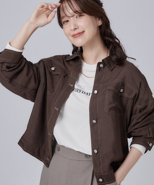 SHOO・LA・RUE(シューラルー)の「【S-LL/洗濯機可】Gジャン風 軽く羽織れるシアージャケット(ミリタリージャケット・レディース・ブラウン系その他/ライトグレー/ブルー・01/04/03/02)」の2枚目の写真