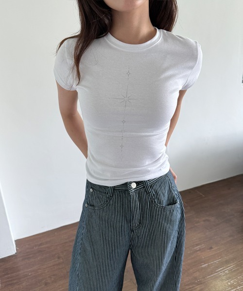4INT.(フォイント)の「デイリー セミクロップド 半袖 プリント Tシャツ(Tシャツ/カットソー・メンズ・ホワイト・FREE)」の1枚目の写真