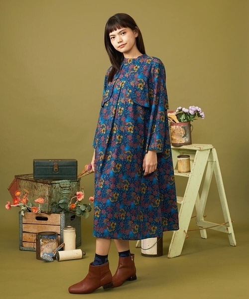 Jocomomola（ホコモモラ）の「Arte urbano フラワープリントスタンドネックワンピース［オケージョン］（ワンピース・レディース・アイボリー/ネイビー・40/42）」の4枚目の写真