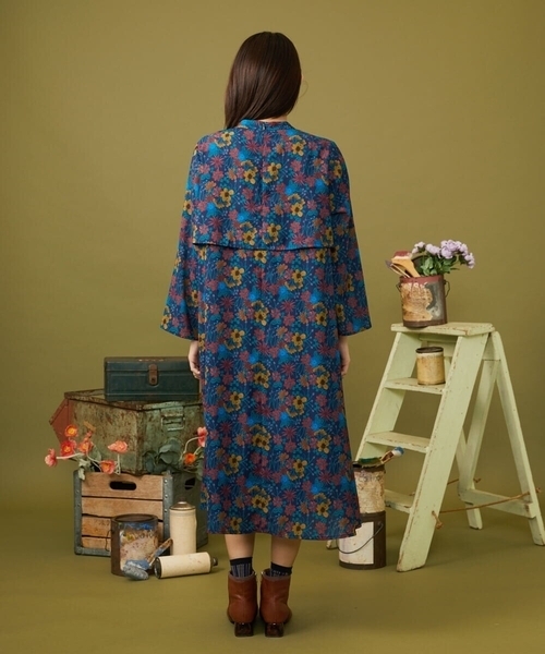 Jocomomola（ホコモモラ）の「Arte urbano フラワープリントスタンドネックワンピース［オケージョン］（ワンピース・レディース・アイボリー/ネイビー・40/42）」の6枚目の写真