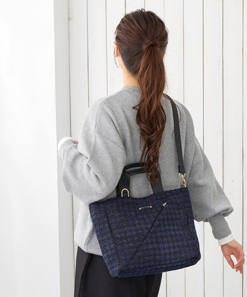 ROOTOTE(ルートート)の「ルートート / トートバッグ 2way ショルダーバッグ スクエア 斜め掛け 軽量 自立 LT.スクエア.スラッシュ-B(トートバッグ・レディース・ブラック/アイボリー/レオパード/ハウンドトゥース/パイソン・FREE)」の4枚目の写真