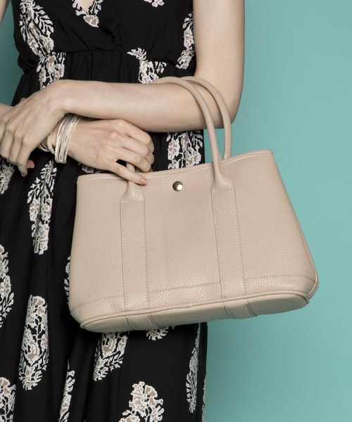 PLAIN CLOTHING（プレーンクロージング）の「【再入荷】フェイクレザートートバッグ【PLAIN CLOTHING】（ショルダーバッグ・レディース・ブラック/グレー/ベージュ・FREE）」の3枚目の写真