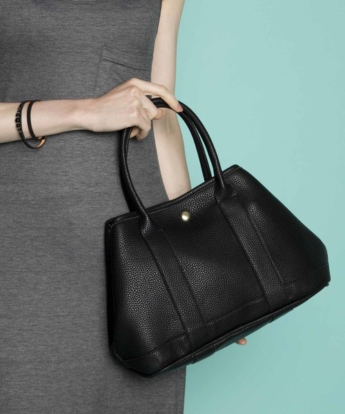 PLAIN CLOTHING（プレーンクロージング）の「【再入荷】フェイクレザートートバッグ【PLAIN CLOTHING】（ショルダーバッグ・レディース・ブラック/グレー/ベージュ・FREE）」の2枚目の写真