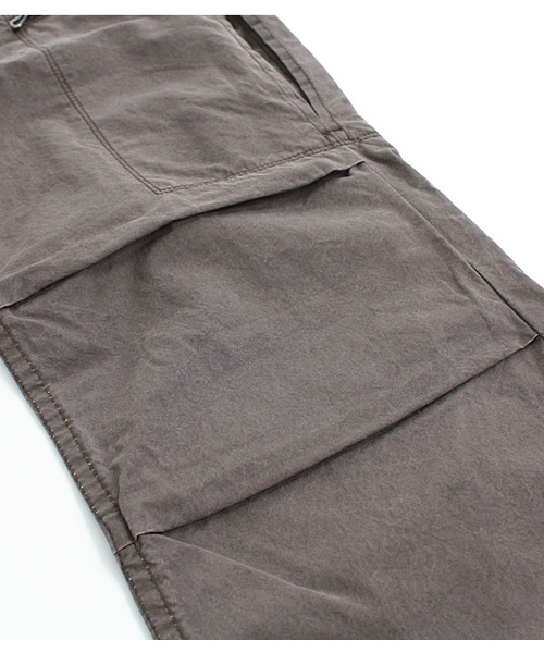OURET（オーレット）の「WEATHER IN TUCK SIDE POCKET CARGO PANTS（その他パンツ・メンズ・ブラウン/カーキ・1/2）」の8枚目の写真