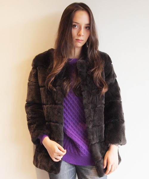 BEAUTY&YOUTH UNITED ARROWS(ビューティーアンドユースユナイテッドアローズ)の「BYTF VOLATA 別注ノーカラーファーコート (fyoww) ◆(その他アウター・レディース・ダークグレー/ナチュラル・フリー)」の2枚目の写真