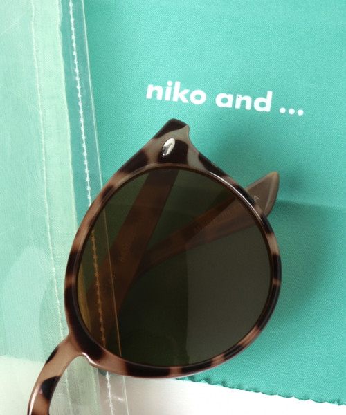 niko and...(ニコアンド)の「オリジナルサングラス ウェイファーラー(サングラス・レディース・ブラック/ベージュ/ブラウン/グレー・FREE)」の17枚目の写真