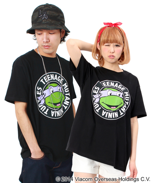 WEGO（ウィゴー）の「WEGO/オリジナルTシャツ(タートルズアーチプリント)（Tシャツ/カットソー・メンズ・ホワイト/ホワイト系その他/ブラック/ブラック系その他・LARGE/MEDIUM）」の3枚目の写真