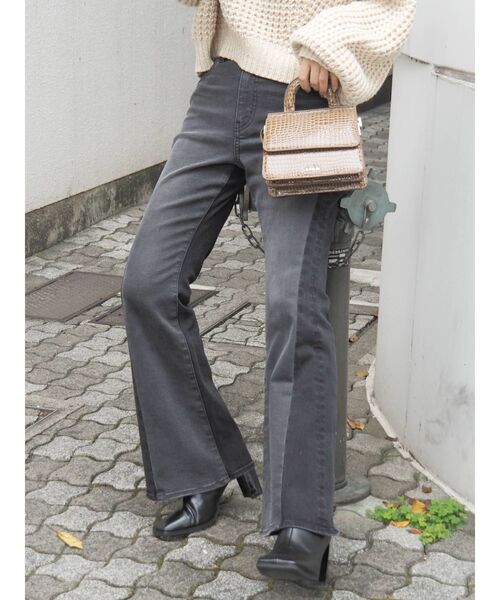 EVRIS（エヴリス）の「SHADING RETOUCHフレアデニムパンツ（デニムパンツ・レディース・インディゴブルー/ブラック・MEDIUM/SMALL）」の2枚目の写真