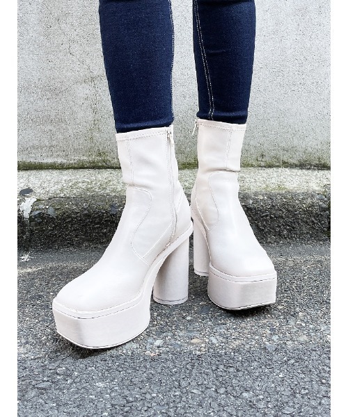 ENVYM（アンビー）の「シリンダーボリュームブーツ（ブーツ・レディース・ブラック/アイボリー・23.5cm/24.5cm/22.5cm）」の2枚目の写真