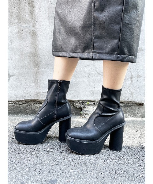 ENVYM（アンビー）の「シリンダーボリュームブーツ（ブーツ・レディース・ブラック/アイボリー・23.5cm/24.5cm/22.5cm）」の3枚目の写真