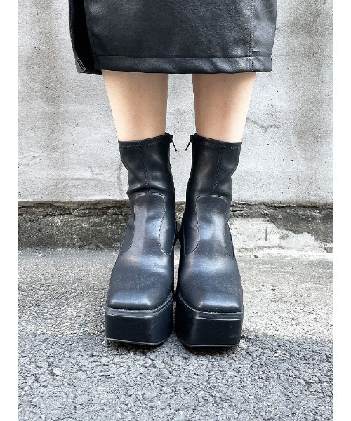 ENVYM（アンビー）の「シリンダーボリュームブーツ（ブーツ・レディース・ブラック/アイボリー・23.5cm/24.5cm/22.5cm）」の4枚目の写真