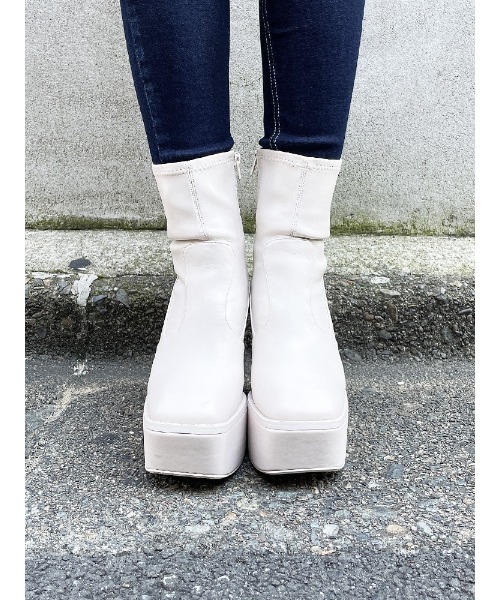 ENVYM（アンビー）の「シリンダーボリュームブーツ（ブーツ・レディース・ブラック/アイボリー・23.5cm/24.5cm/22.5cm）」の8枚目の写真