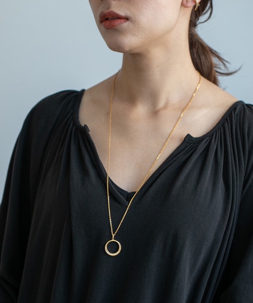 PAS TIERRA（パティエラ）の「【Carillon】ムーンロングネックレス(70cm)（ネックレス・レディース・イエローゴールド・FREE）」の7枚目の写真