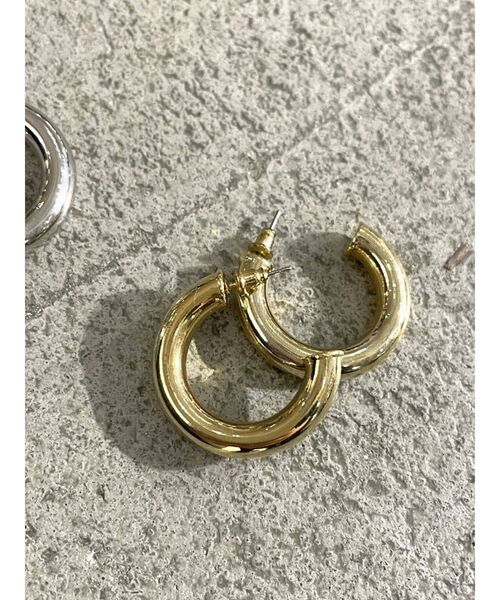 EMODA（エモダ）の「タンクフープピアス（ピアス（両耳用）・レディース・シルバー/ゴールド・FREE）」の2枚目の写真