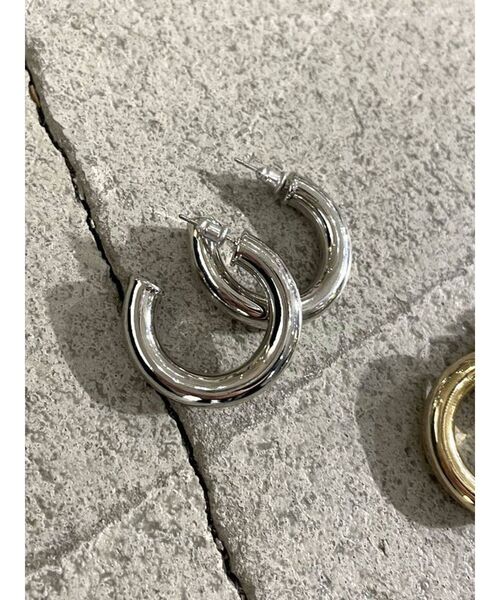 EMODA（エモダ）の「タンクフープピアス（ピアス（両耳用）・レディース・シルバー/ゴールド・FREE）」の4枚目の写真