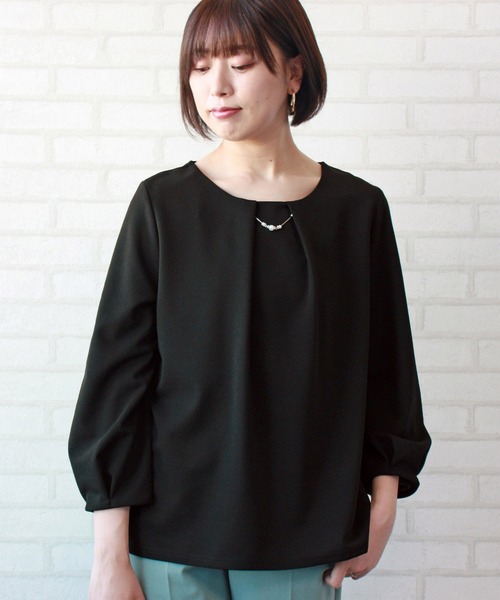 BELLUNA PLUS（ベルーナ）の「ＢＥＬＬＵＮＡ　ＦＯＲＭＡＬ　洗えるネックアクセ付ブラウス（シャツ/ブラウス・レディース・ブラック/オフホワイト・MEDIUM/LARGE/X-LARGE）」の2枚目の写真