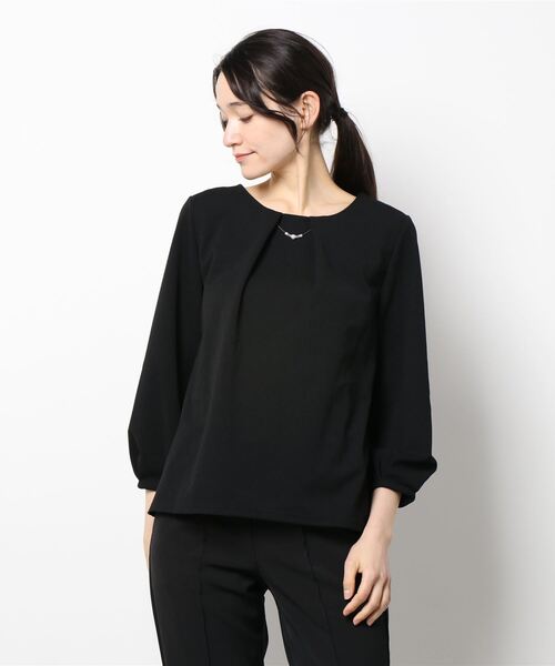 BELLUNA PLUS（ベルーナ）の「ＢＥＬＬＵＮＡ　ＦＯＲＭＡＬ　洗えるネックアクセ付ブラウス（シャツ/ブラウス・レディース・ブラック/オフホワイト・MEDIUM/LARGE/X-LARGE）」の8枚目の写真