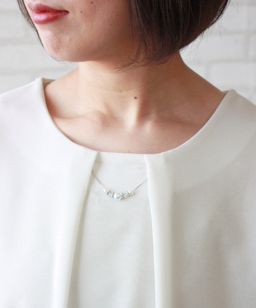 BELLUNA PLUS（ベルーナ）の「ＢＥＬＬＵＮＡ　ＦＯＲＭＡＬ　洗えるネックアクセ付ブラウス（シャツ/ブラウス・レディース・ブラック/オフホワイト・MEDIUM/LARGE/X-LARGE）」の4枚目の写真