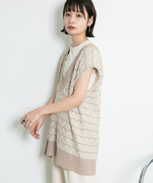 KBF（ケイビーエフ）の「ジャガードVネックベスト（ベスト・レディース・グリーン系その他/ベージュ系その他/ブラック系その他・ONE）」の2枚目の写真