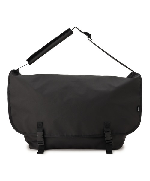 BEAVER（ビーバー）の「PACKING/パッキング　MESSENGER (MAT BLACK) メッセンジャーバッグ（マットブラック） PA-008（ショルダーバッグ・メンズ・ブラック・FREE）」の2枚目の写真