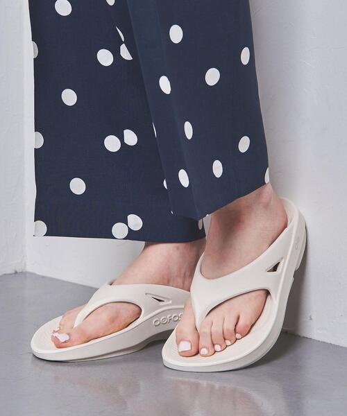 OOFOS（ウーフォス）の「＜OOFOS (ウーフォス) ＞OOriginal サンダル（サンダル・レディース・ホワイト/ブラック/ベージュ・5/7/6/8）」の2枚目の写真
