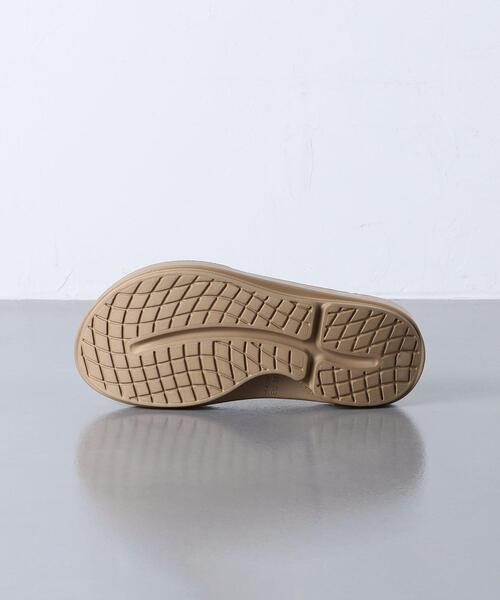 OOFOS（ウーフォス）の「＜OOFOS (ウーフォス) ＞OOriginal サンダル（サンダル・レディース・ホワイト/ブラック/ベージュ・5/7/6/8）」の5枚目の写真