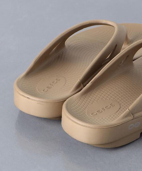 OOFOS（ウーフォス）の「＜OOFOS (ウーフォス) ＞OOriginal サンダル（サンダル・レディース・ホワイト/ブラック/ベージュ・5/7/6/8）」の9枚目の写真