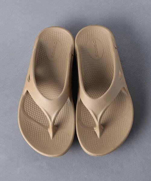 OOFOS（ウーフォス）の「＜OOFOS (ウーフォス) ＞OOriginal サンダル（サンダル・レディース・ホワイト/ブラック/ベージュ・5/7/6/8）」の11枚目の写真