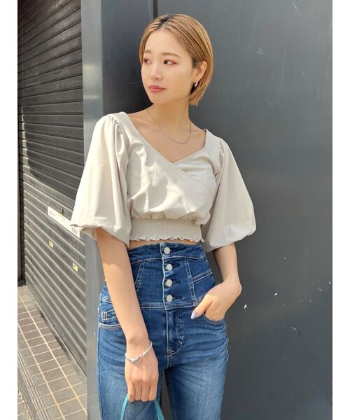 EMODA（エモダ）の「クロップクロストップ（Tシャツ/カットソー・レディース・アイボリー/ブラック/ブルー/ブラウン・FREE）」の2枚目の写真