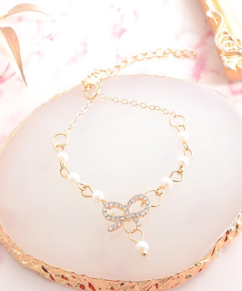TONE SELECT GOODS（トーンセレクトグッズ）の「【float】リボン パールチャーム ブレスレット（ブレスレット・レディース・ホワイト×ゴールド/ホワイト系・FREE）」の3枚目の写真