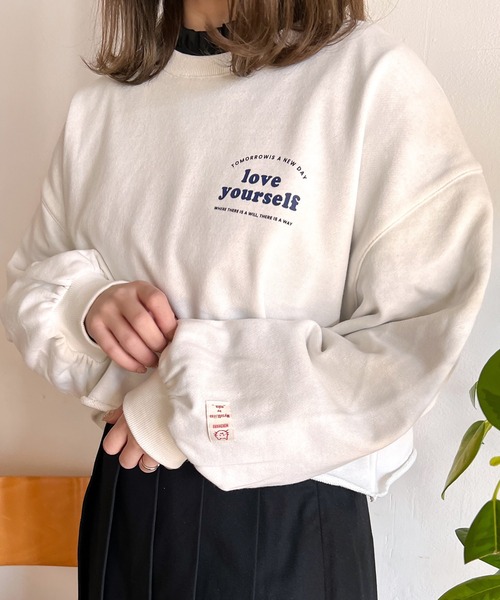 Mysa&Liina（ミーサリーナ）の「胸元ちびカレッジプリントショート丈スウェット（スウェット・レディース・杢グレー/オフホワイト/オレンジ・M）」の17枚目の写真