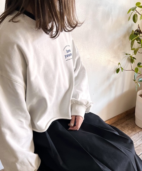 Mysa&Liina（ミーサリーナ）の「胸元ちびカレッジプリントショート丈スウェット（スウェット・レディース・杢グレー/オフホワイト/オレンジ・M）」の8枚目の写真