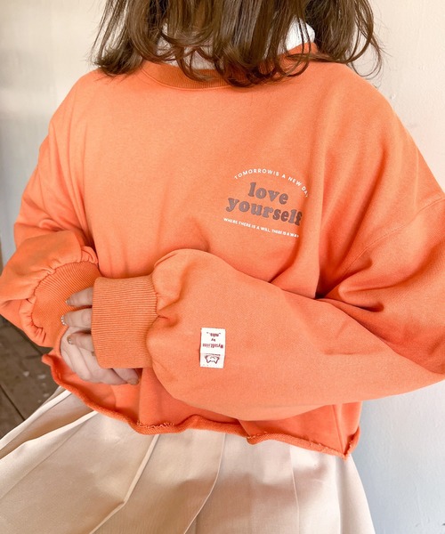 Mysa&Liina（ミーサリーナ）の「胸元ちびカレッジプリントショート丈スウェット（スウェット・レディース・杢グレー/オフホワイト/オレンジ・M）」の7枚目の写真